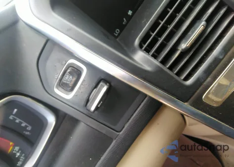 2015 Volvo Xc60 T5/T5 Premier z USA, uszkodzony, nr VIN YV4612RK8F2743166